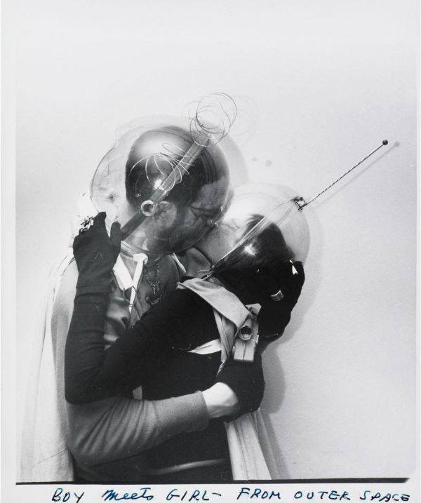 Space_helmet_kiss.jpg